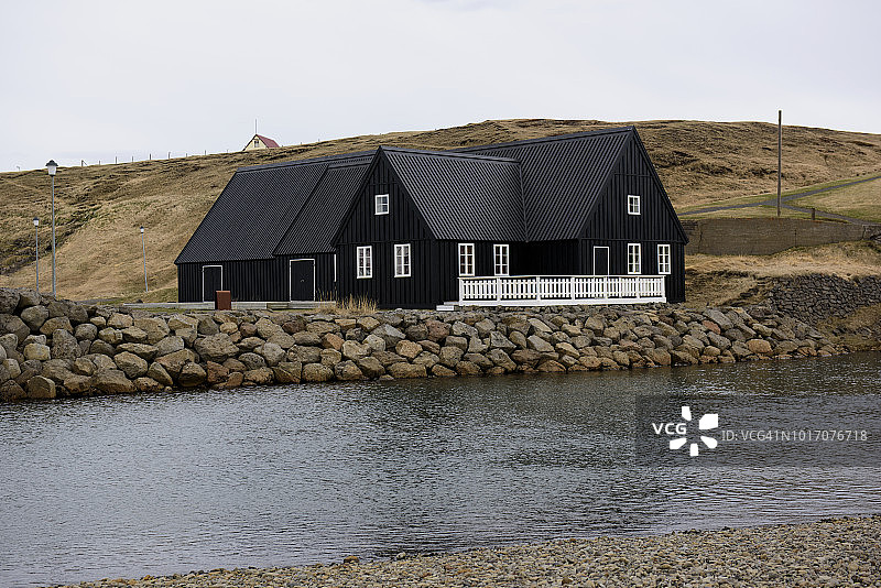 冰岛西北部霍夫索斯的传统黑色木屋图片素材