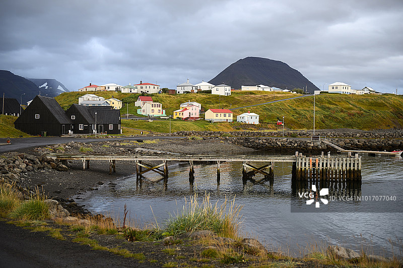 冰岛北部霍夫索斯的港口和城镇景观图片素材
