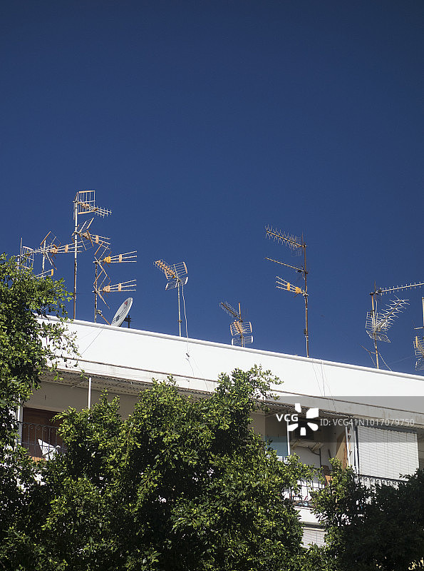 欧洲西班牙巴利阿里群岛伊维萨岛公寓楼顶的电视天线，2018年图片素材