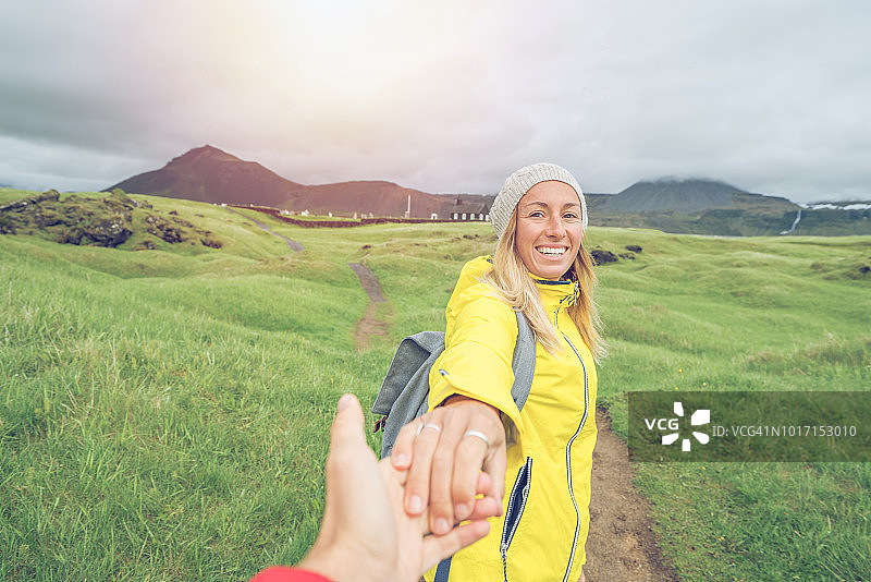 跟随我去大自然，女朋友牵着男人走向草地图片素材