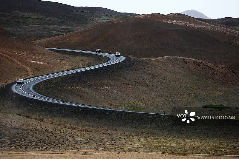 火山之间的弯曲道路，冰岛1号环岛公路图片素材