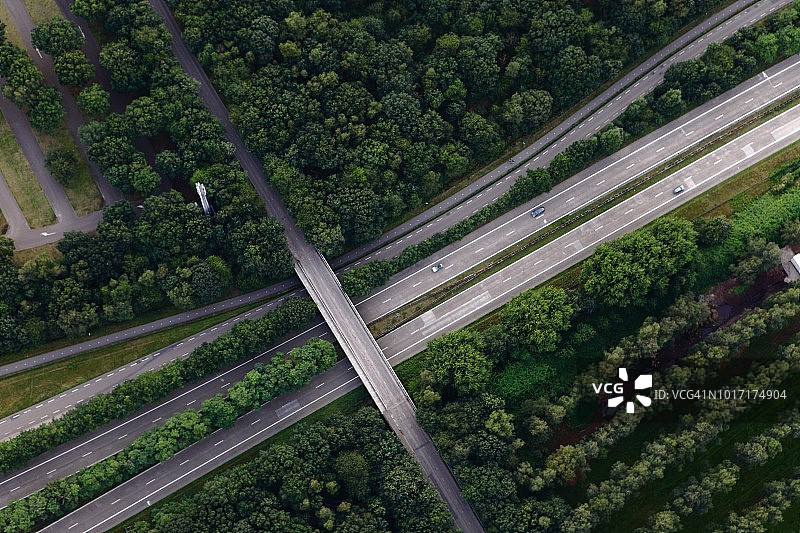 荷兰森林中高速公路交叉口鸟瞰图片素材
