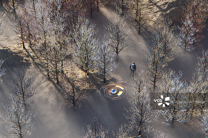 未来宇航员在外星球上图片素材