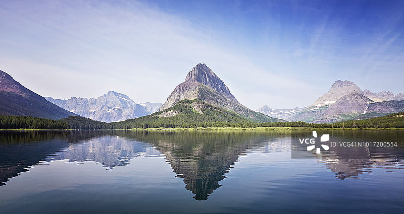 蒙大拿州冰川国家公园斯威夫特卡伦特湖上的闪光倒影图片素材