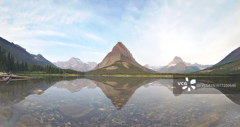 冰川国家公园Swiftcurrent湖水中的岩石倒影图片素材