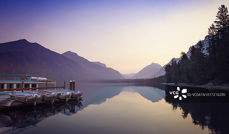 冰川国家公园麦克唐纳湖小屋的宁静日出图片素材