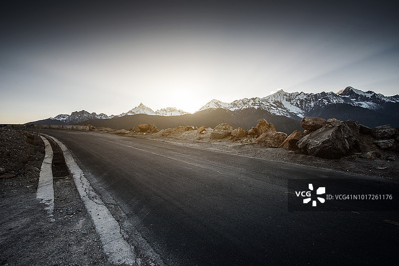 高原雪山公路图片素材