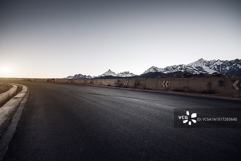 高原雪山公路图片素材