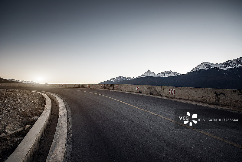 高原雪山公路图片素材