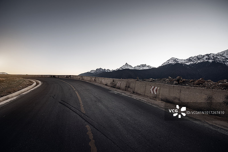 高原雪山公路图片素材
