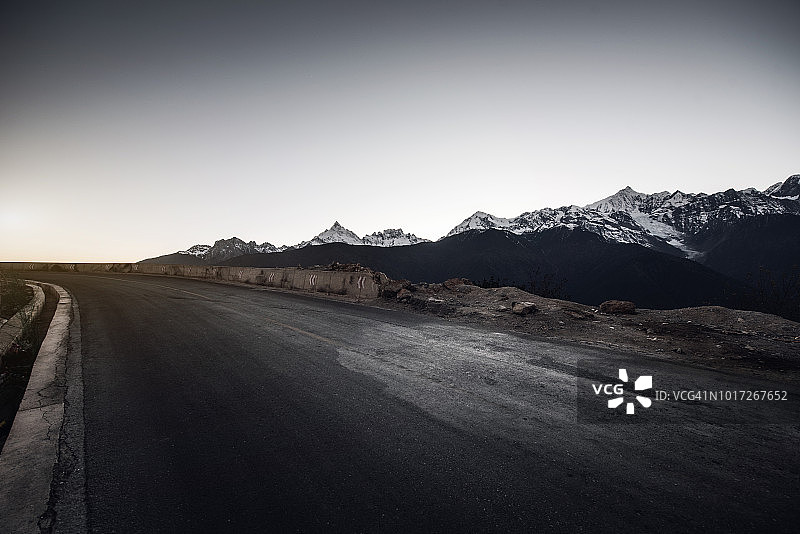 高原雪山公路图片素材