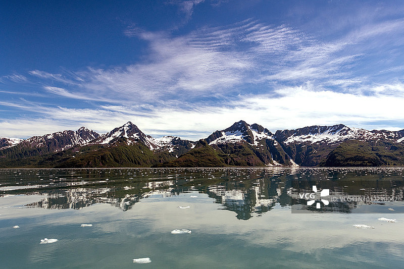 太平洋上升起的山脉图片素材