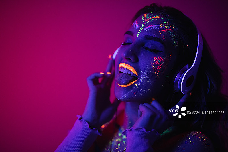 化着荧光妆的女人图片素材