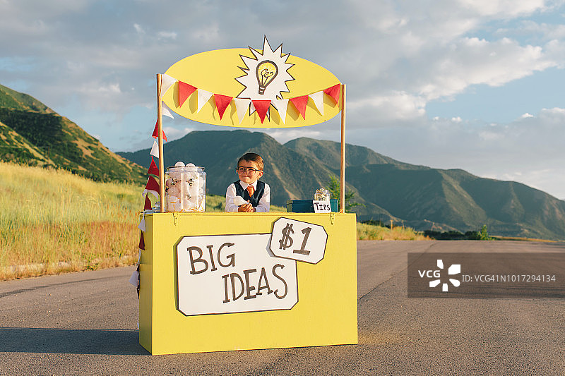 充满商业想法的男孩图片素材