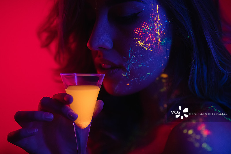 化着荧光妆的女人图片素材