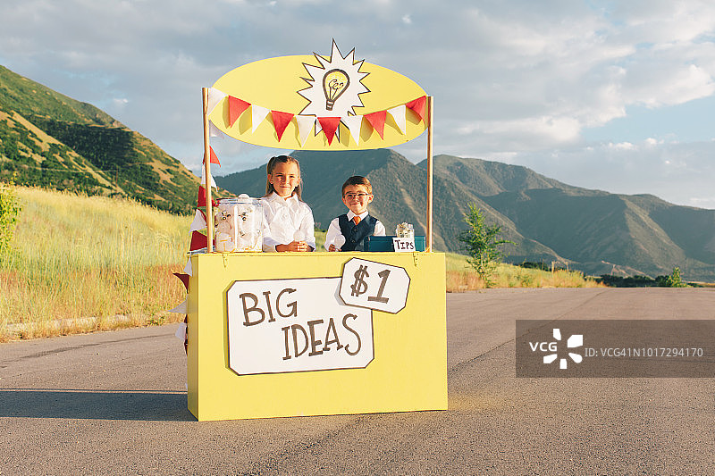 年轻商业团队运营大型创意展台图片素材