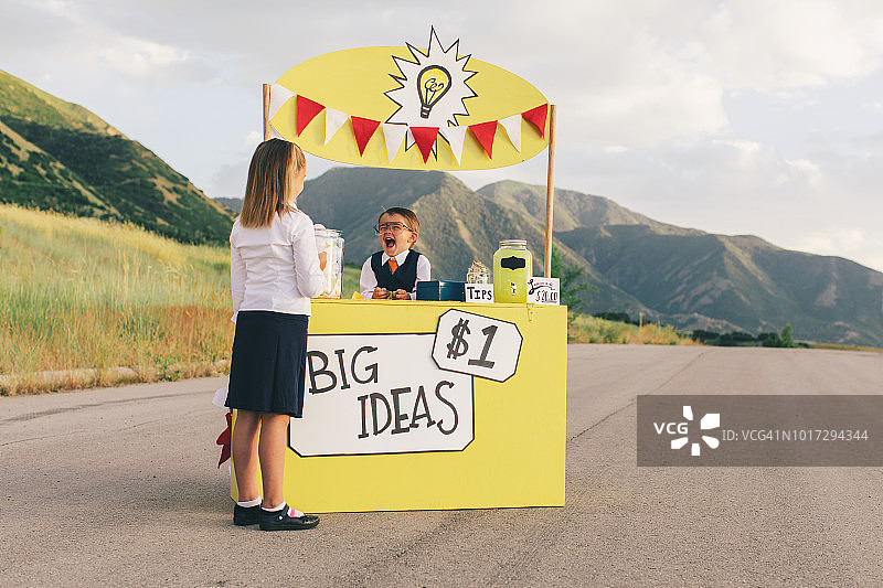 年轻的商务男孩向商务女孩推销创意图片素材