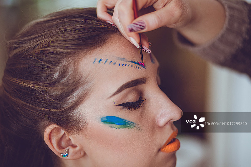 正在化妆的女人图片素材