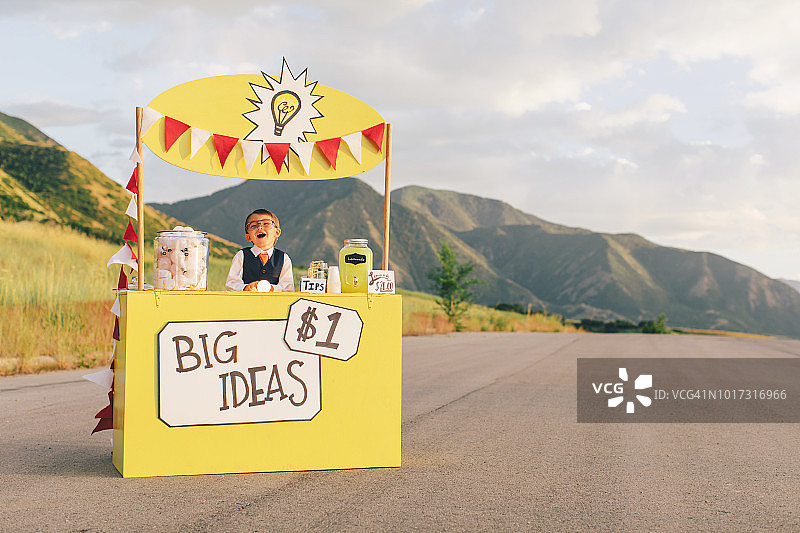 充满商业想法的男孩图片素材