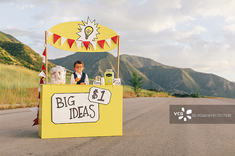 充满商业想法的男孩图片素材