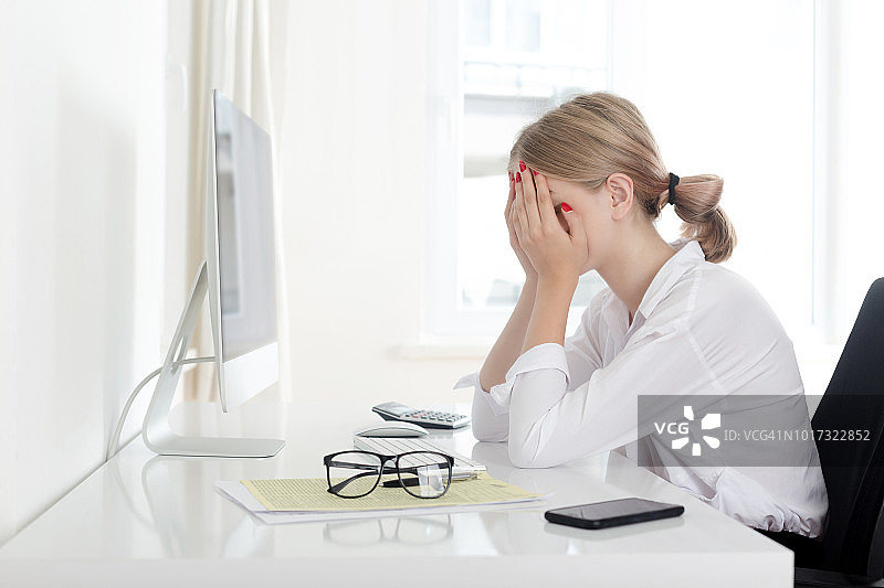 办公室里的女商人图片素材