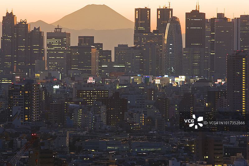 现代新宿摩天大楼天际线与东京西部暮色富士山背景图片素材