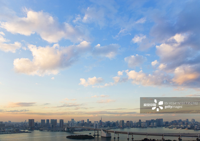 东京日落时分的东京湾城市景观和彩虹桥滨水区图片素材