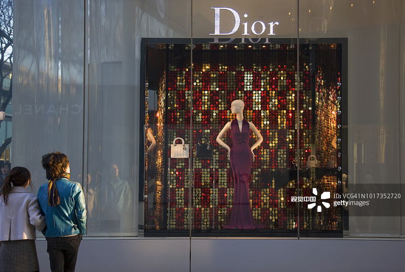 东京原宿表参道大街上的时尚外观图片素材