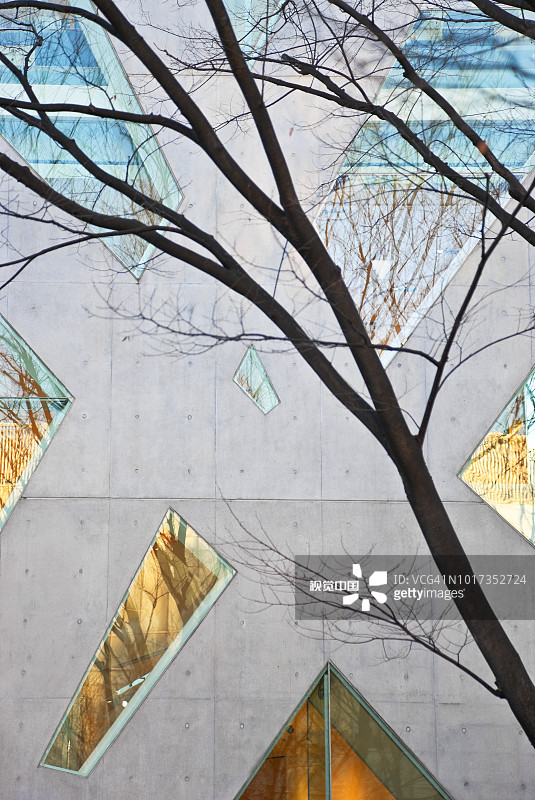 东京原宿表参道大街上的时尚建筑外观图片素材