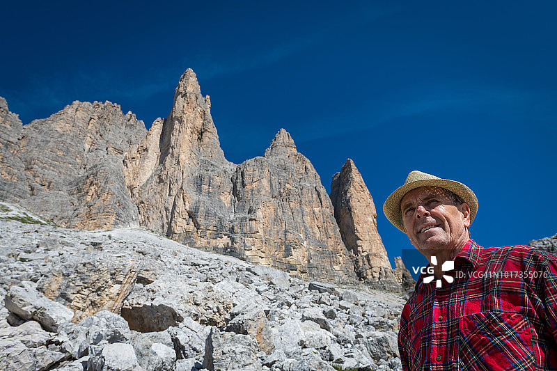 老年男人在意大利多洛米蒂山拉瓦莱多三峰周围徒步旅行图片素材