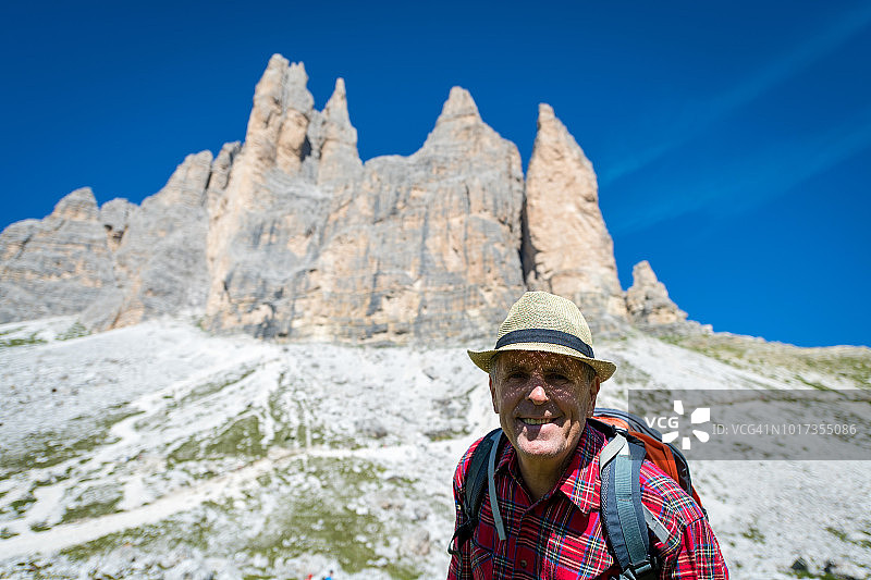 老年男人在意大利多洛米蒂山拉瓦莱多三峰周围徒步旅行图片素材