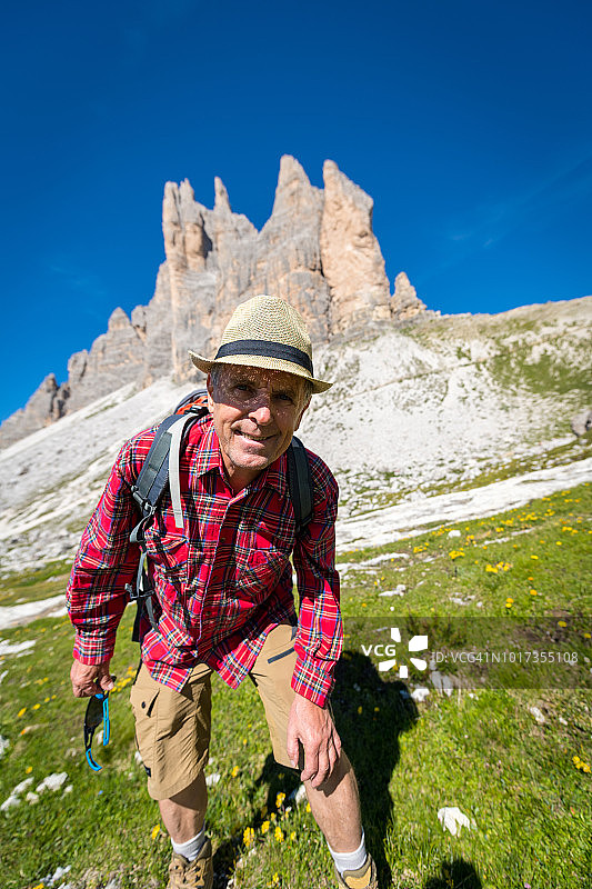 老年男人在意大利多洛米蒂山拉瓦莱多三峰周围徒步旅行图片素材