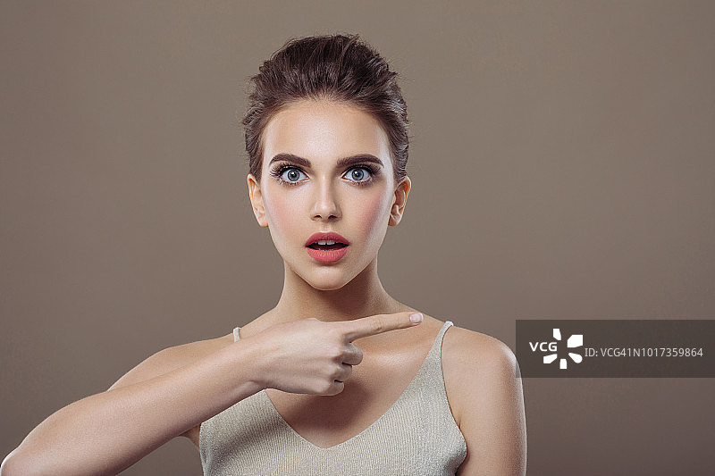 惊讶的漂亮女孩图片素材