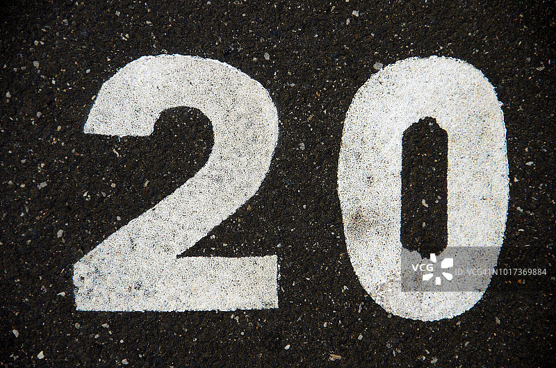 澳大利亚维多利亚州墨尔本沥青地面上的20号停车位图片素材