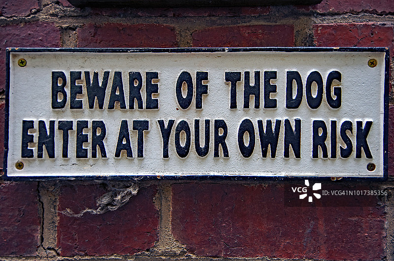 “当心恶犬：进入风险自负”标志图片素材