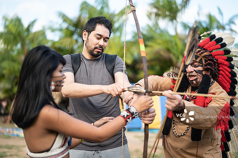 在巴西向图皮瓜拉尼土著部落学习射箭的游客图片素材