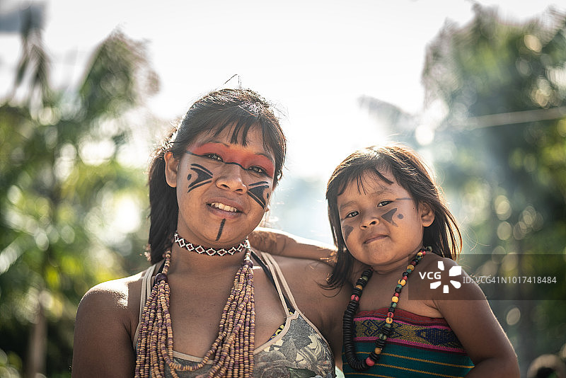 图皮瓜拉尼族的巴西原住民姐妹肖像图片素材