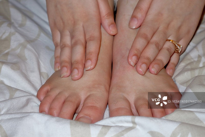 用双手按摩滋润足部图片素材