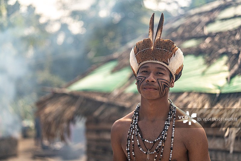 瓜拉尼族巴西土著青年肖像图片素材