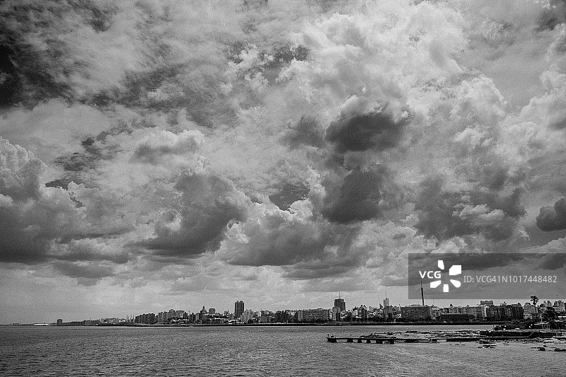 乌拉圭蓬塔卡雷塔斯街区视角的蒙得维的亚天际线影像图片素材