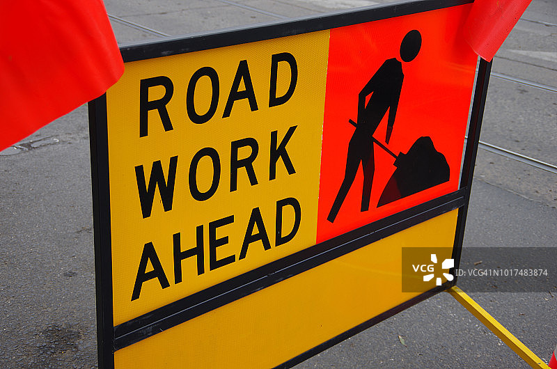 城市街道上的“前方施工”标志图片素材