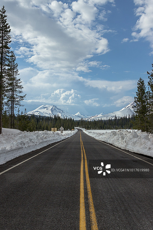 通往雪山的笔直长路图片素材