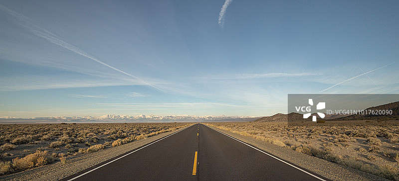 通往雪山的笔直长路图片素材