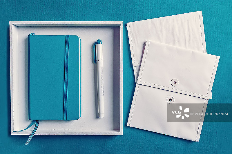 置于空白水绿色纸上的办公用品图片素材