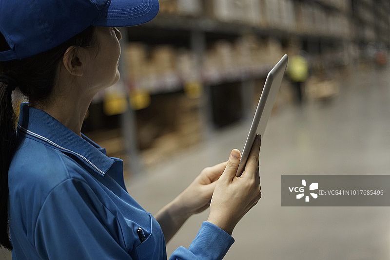 仓库工人使用数字平板电脑图片素材