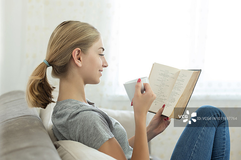 年轻女子在读一本书图片素材