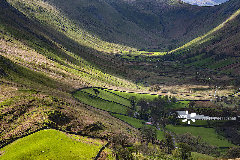 光照下的博雷代尔豪斯山谷，英国湖区国家公园图片素材