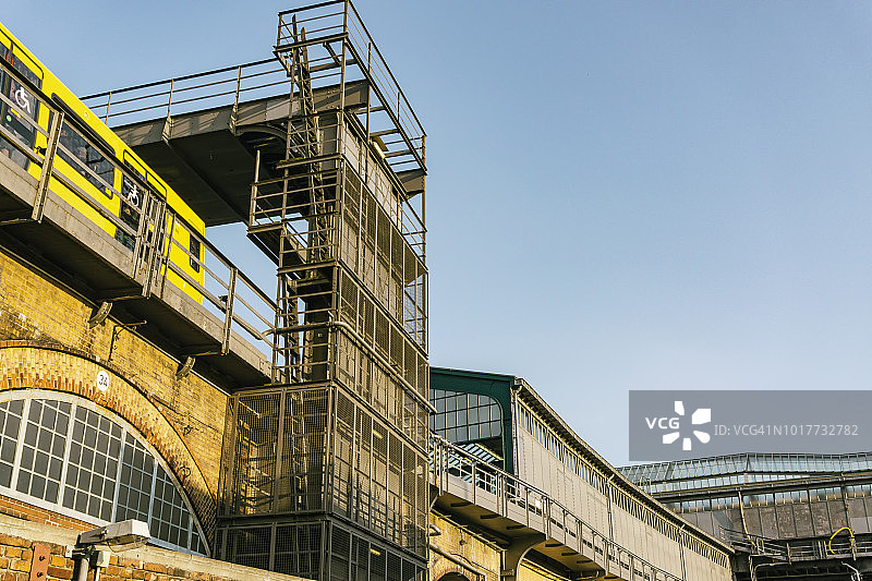 到达格莱斯德雷克车站的黄色高架列车图片素材