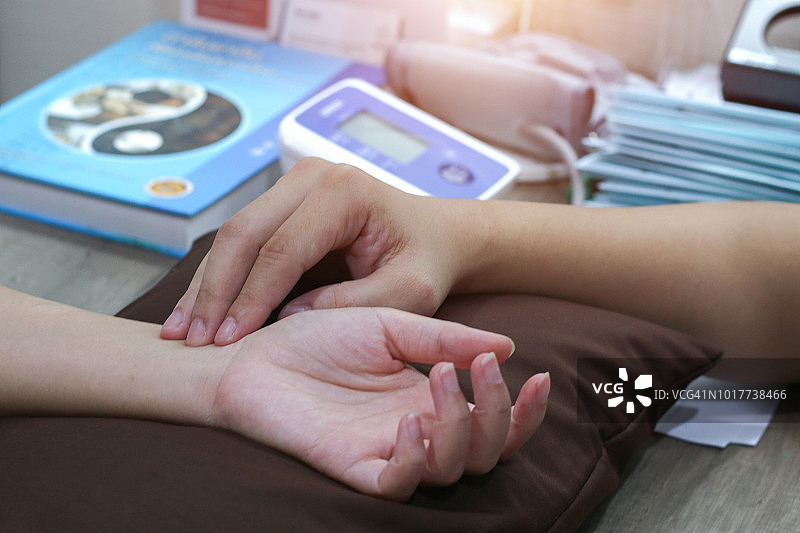 医生检查脉搏图片素材