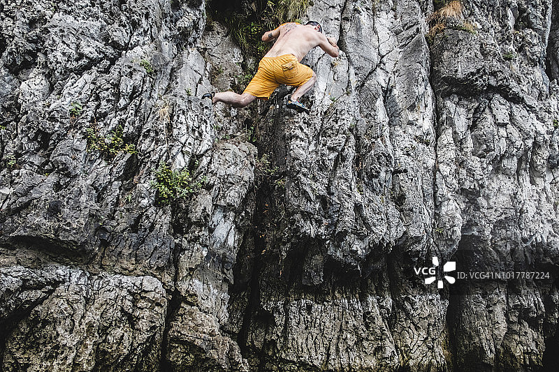 男子在湖上攀岩图片素材